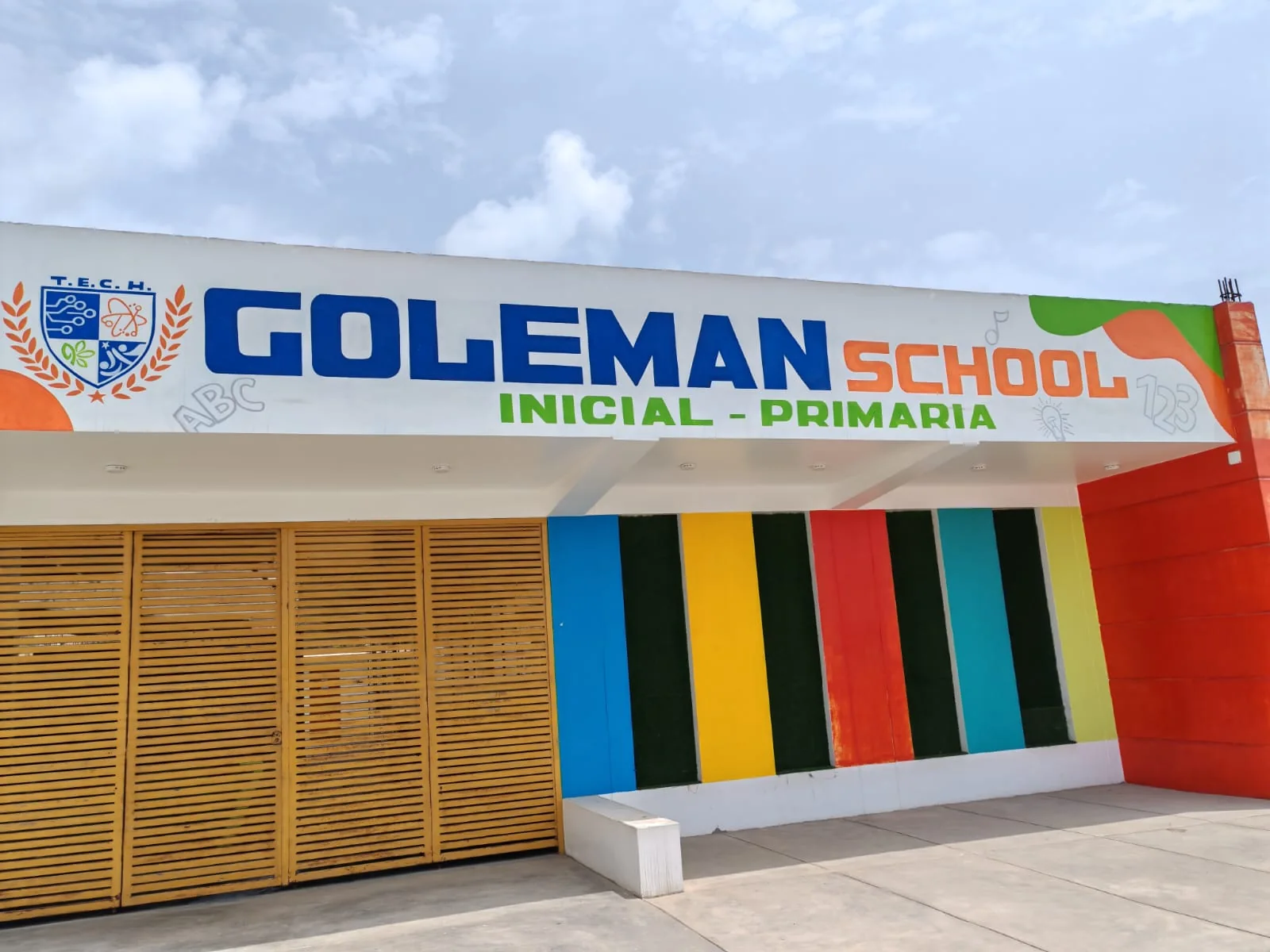 Fachada real de T.E.C.H. Goleman School en Pampa Libre, Chancay