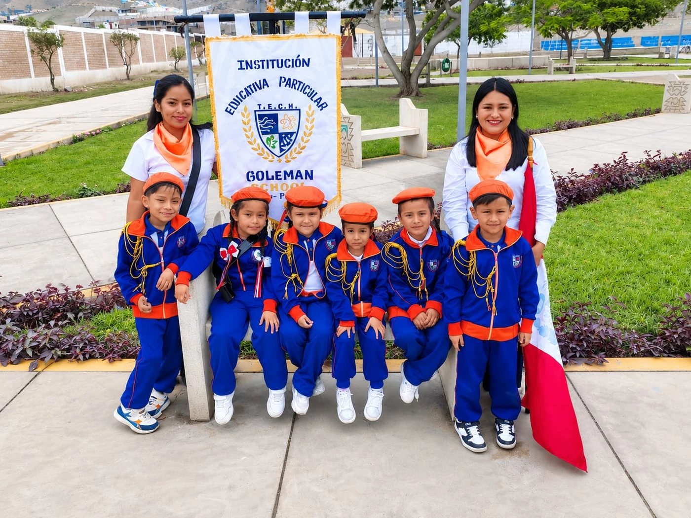 Estudiantes y docentes de T.E.C.H. Goleman School en una actividad institucional