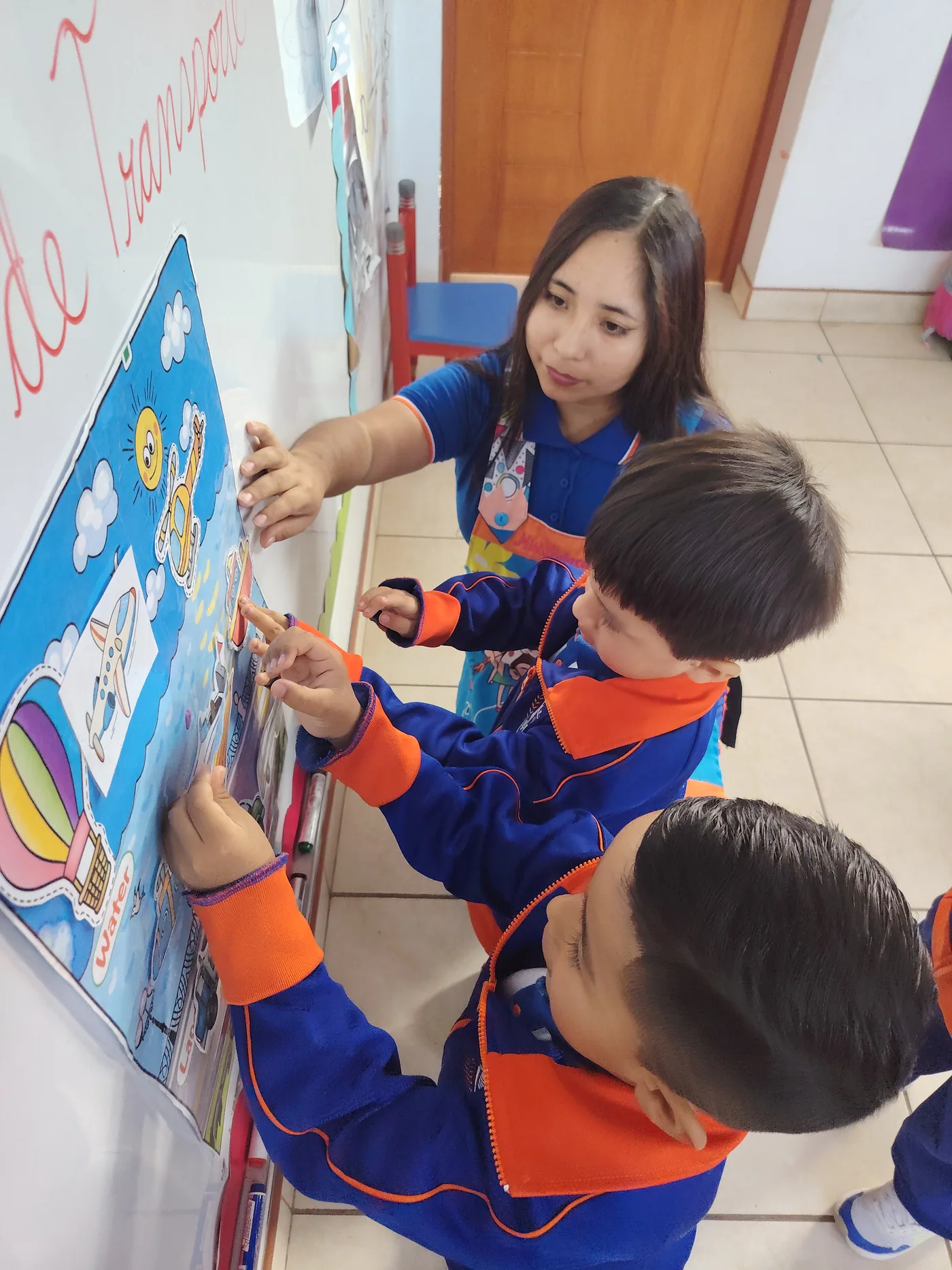 Niños de Inicial participando en una actividad guiada