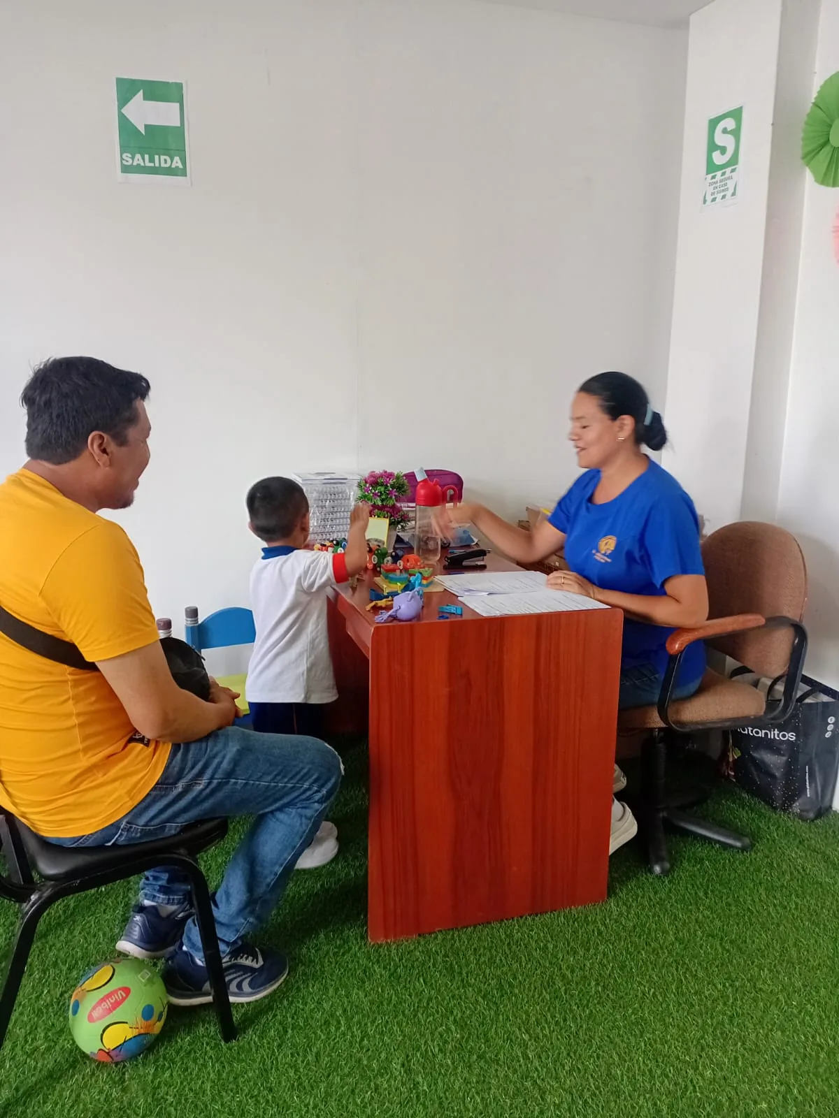 Familia conversando con personal del colegio