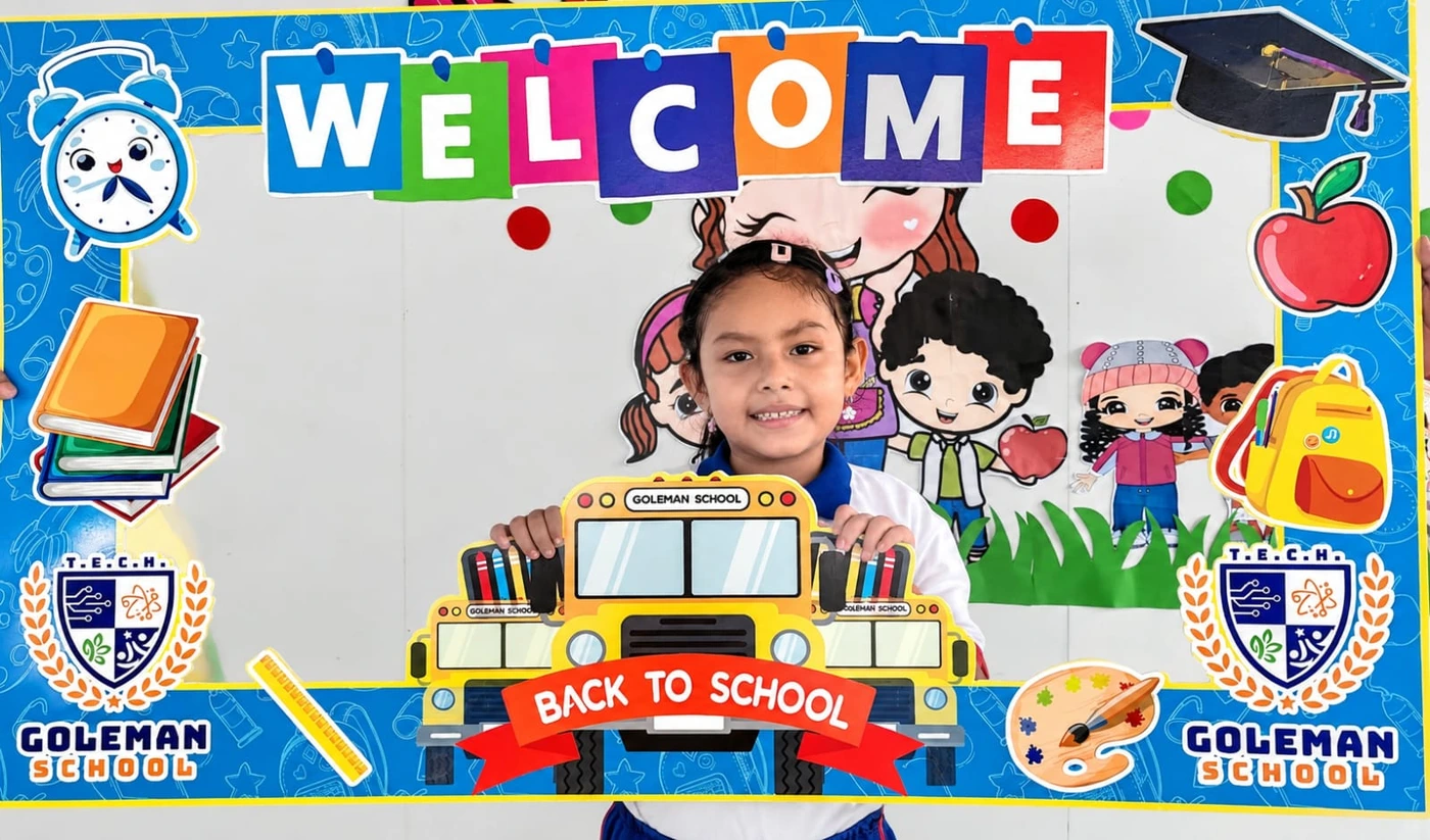 Estudiante en una actividad de bienvenida escolar