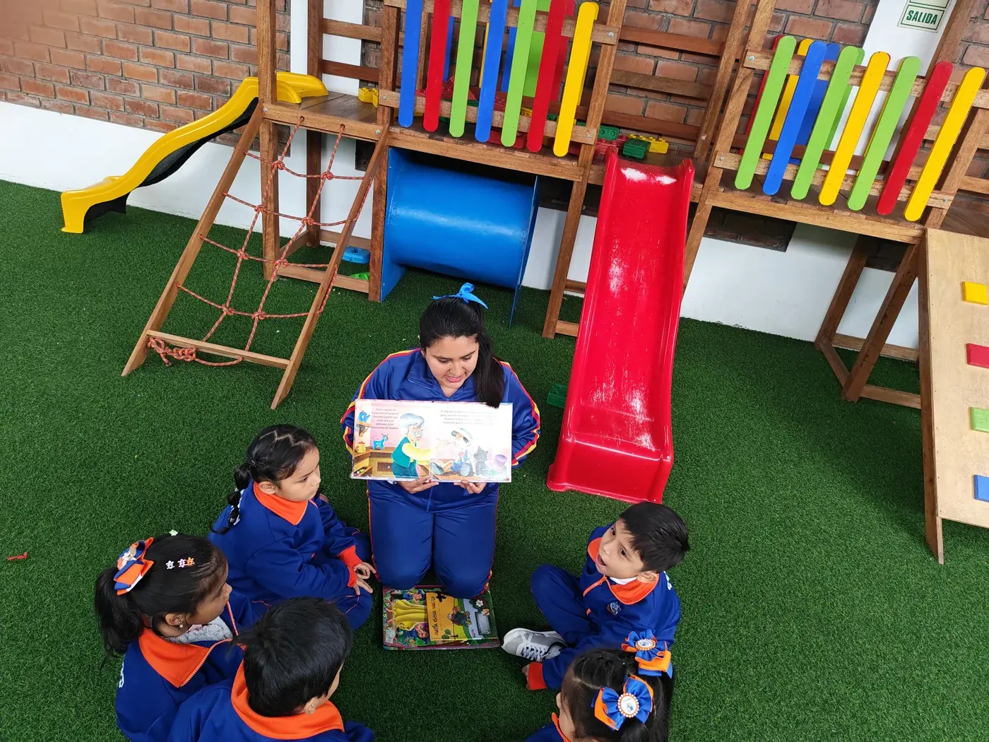 Estudiantes en el área de juegos