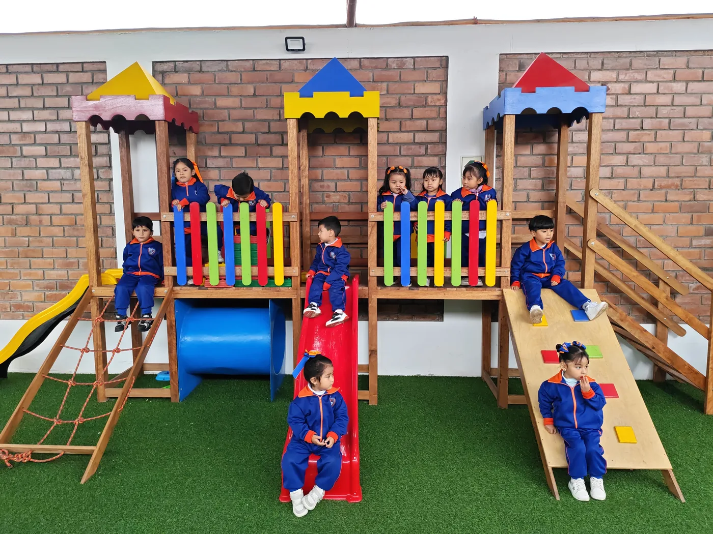 Área de juegos de madera de T.E.C.H. Goleman School