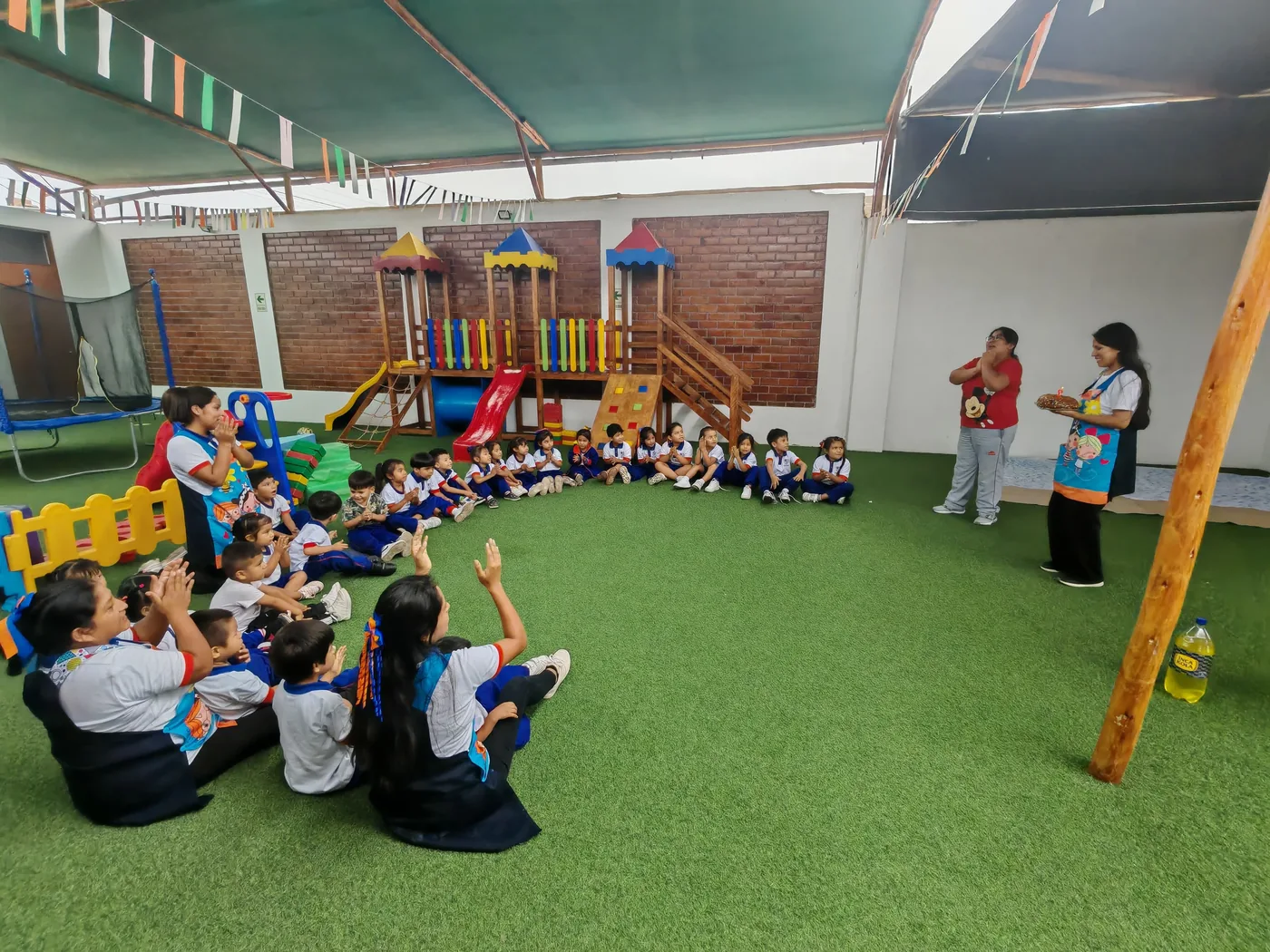 Estudiantes participando en una actividad escolar de T.E.C.H. Goleman School