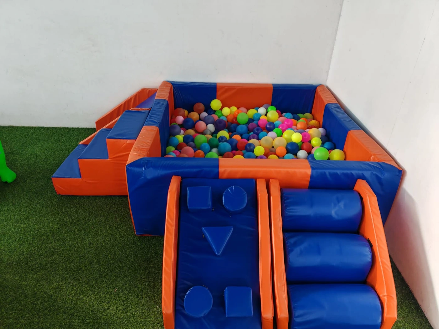 Piscina de pelotas y módulo de psicomotricidad