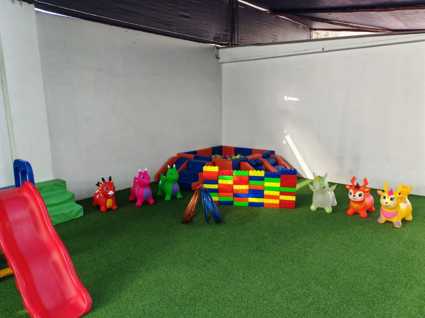 Área de psicomotricidad y juego con grass sintético