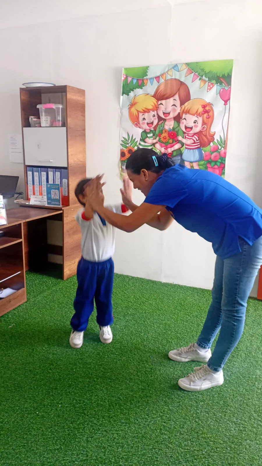 Docente acompañando de cerca a una estudiante